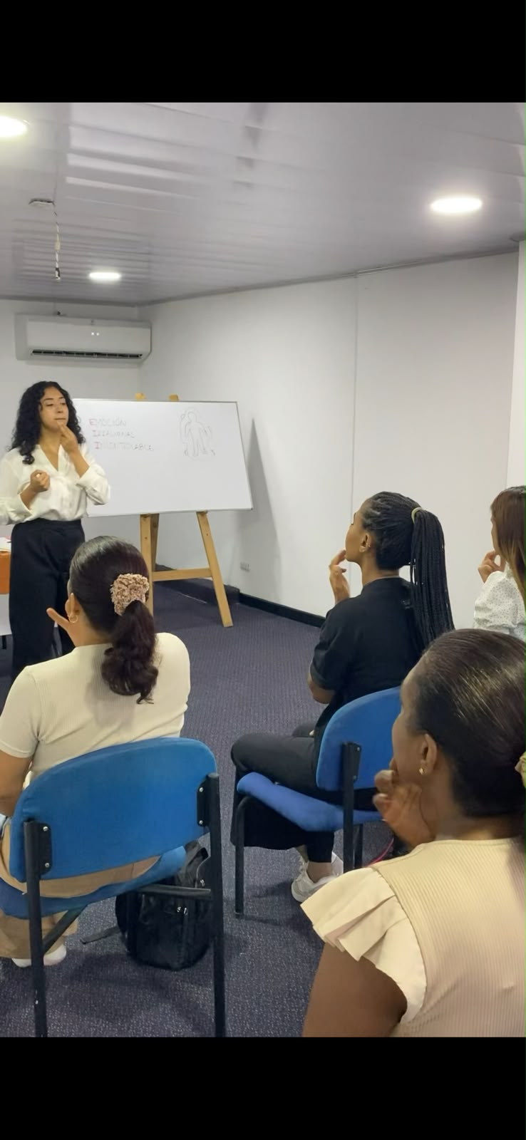 Lourdes facilitando un entrenamiento presencial con un grupo de participantes